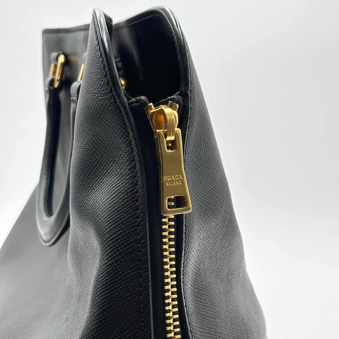 Prada Black Saffiano Leather Top Handle Tote Bag (Like new) DGRJQ2W
