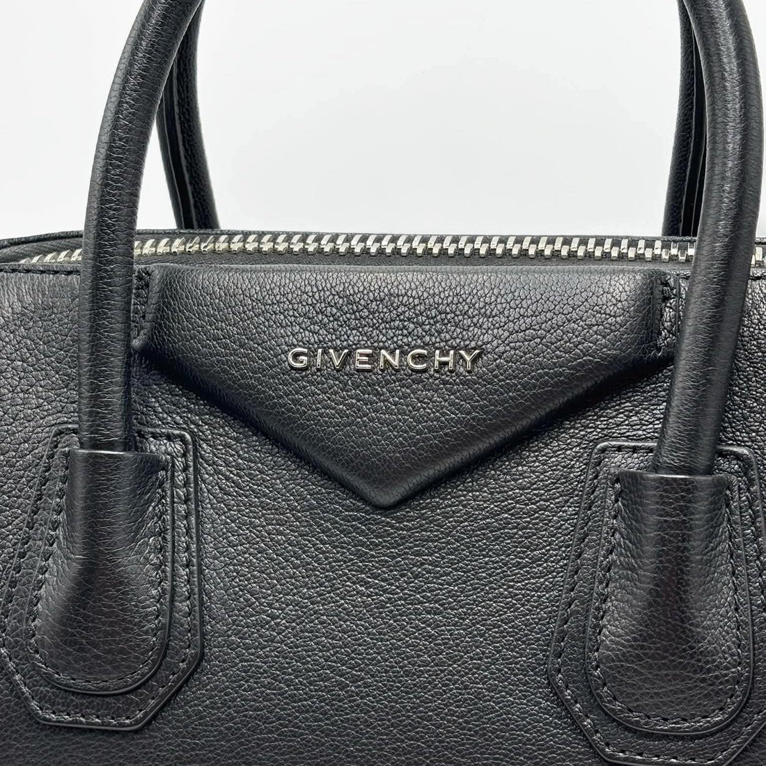 Givenchy Small Antigona Leather Bag Black (Like new) 8DTBMJG