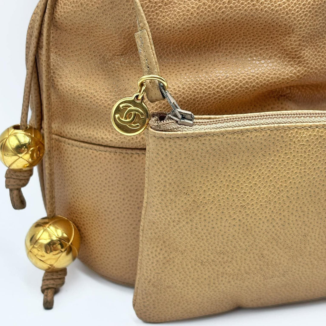 Chanel Caviar Drawstring Bucket Bag Beige (Pre-owned) 4HTX3Y7