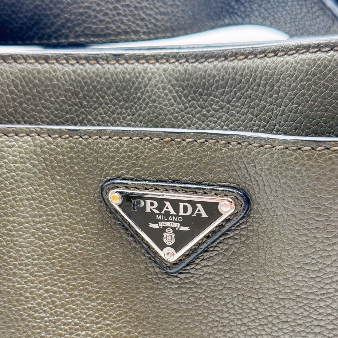 Prada Vitello Daino Flat Pocket Messenger Bag Olive (Pre-owned) 44H732Y