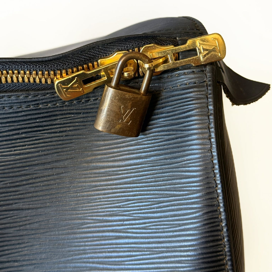 Louis Vuitton Keepall 55 Epi Leather Bag Black (Pre-owned) QV6D9XX